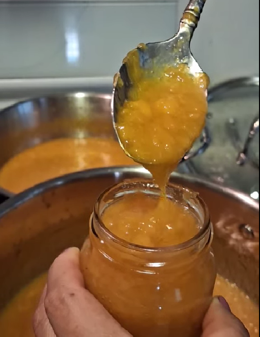 Envasado a mano de los frascos de J&M Deli